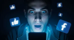 Homem surpreso olhando para o celular, cercado por ícones do Facebook, representando aplicativos que ajudam a descobrir quem visitou seu perfil.