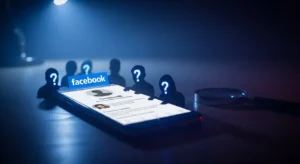 Celular com a interface do Facebook aberta na tela, cercado por silhuetas humanas com pontos de interrogação no rosto, simbolizando pessoas anônimas observando o perfil. A cena é iluminada por luz azul, com uma lupa ao lado, sugerindo investigação e espionagem do perfil.
