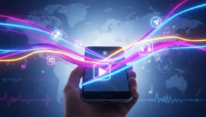 Mão segurando um smartphone com ícones de música, play e fones de ouvido flutuando, com linhas neon coloridas e mapa-múndi ao fundo, representando streaming global.