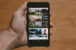 person holding black Android smartphone — Foto por Jakob Owens na Unsplash