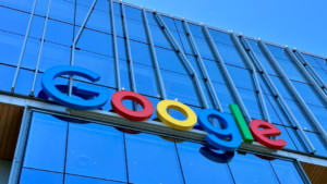the google logo is displayed on the side of a building — Foto por Adarsh Chauhan na Unsplash