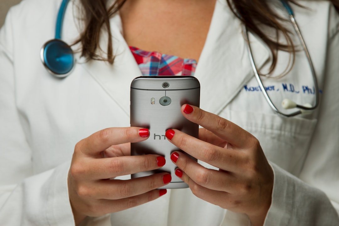 Aplicativos que detectam presenças pelo celular: guia completo